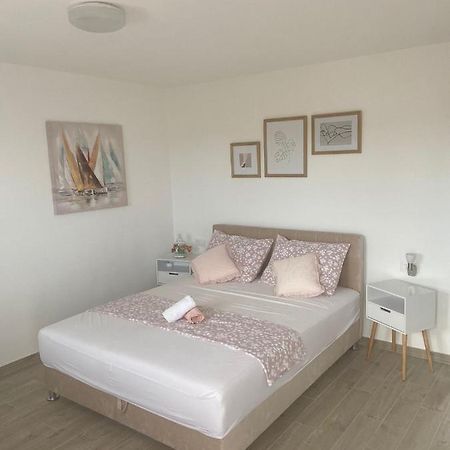 Studio Apartman Mare โตรกีร์ ภายนอก รูปภาพ
