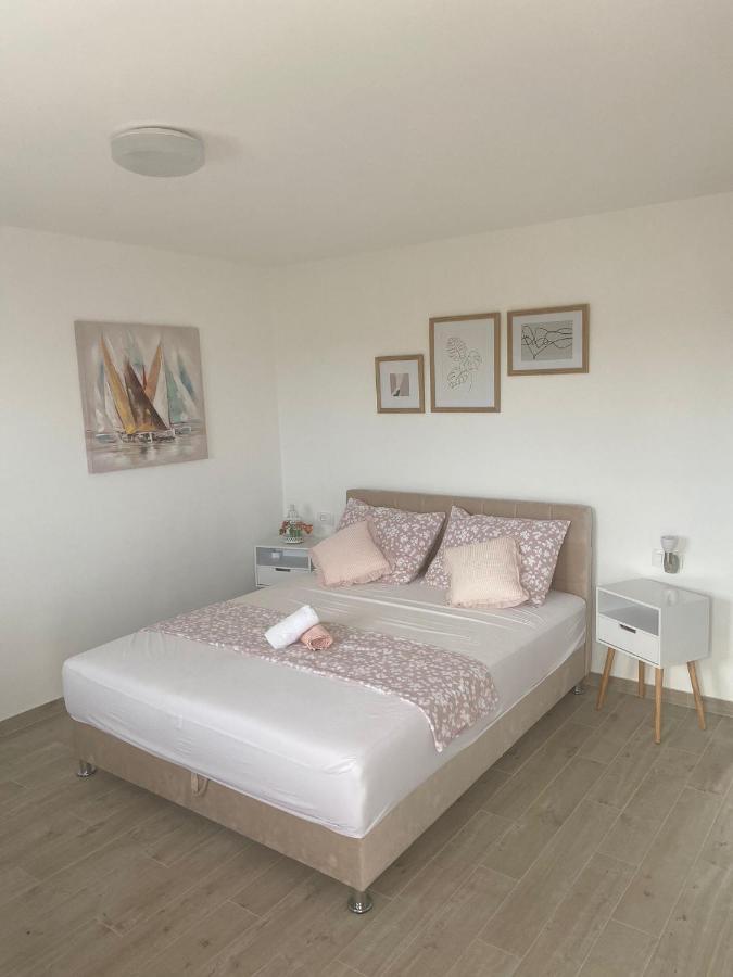 Studio Apartman Mare โตรกีร์ ภายนอก รูปภาพ