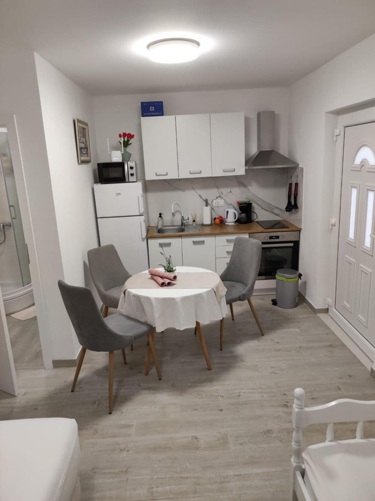 Studio Apartman Mare โตรกีร์ ภายนอก รูปภาพ